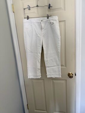 Chico's White Straight-Leg Cropped Pants with Frayed Hem